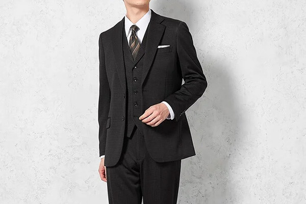 チャコールグレーのスーツが与える「3つの印象」