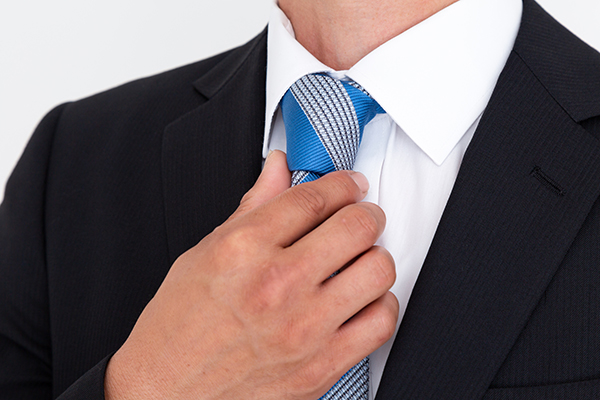 【初心者向け】これだけは覚えたい！基本のネクタイの結び方